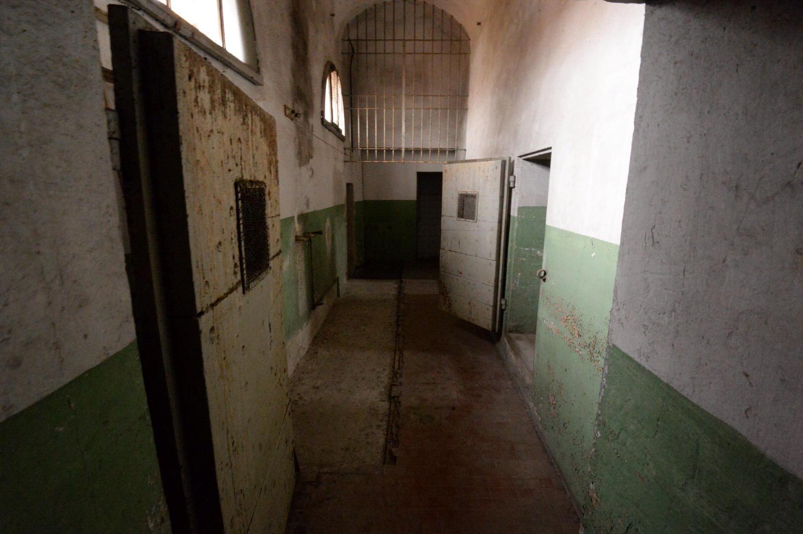 Calci e pugni ai poliziotti, detenuto dà in escandescenza in carcere
