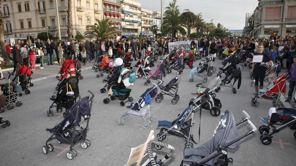 La protesta dei passeggini contro il caro-nidi e il caro-mense