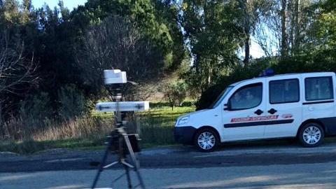 Senza revisione o assicurazione: 32 auto multate in tre ore con il "targa system"