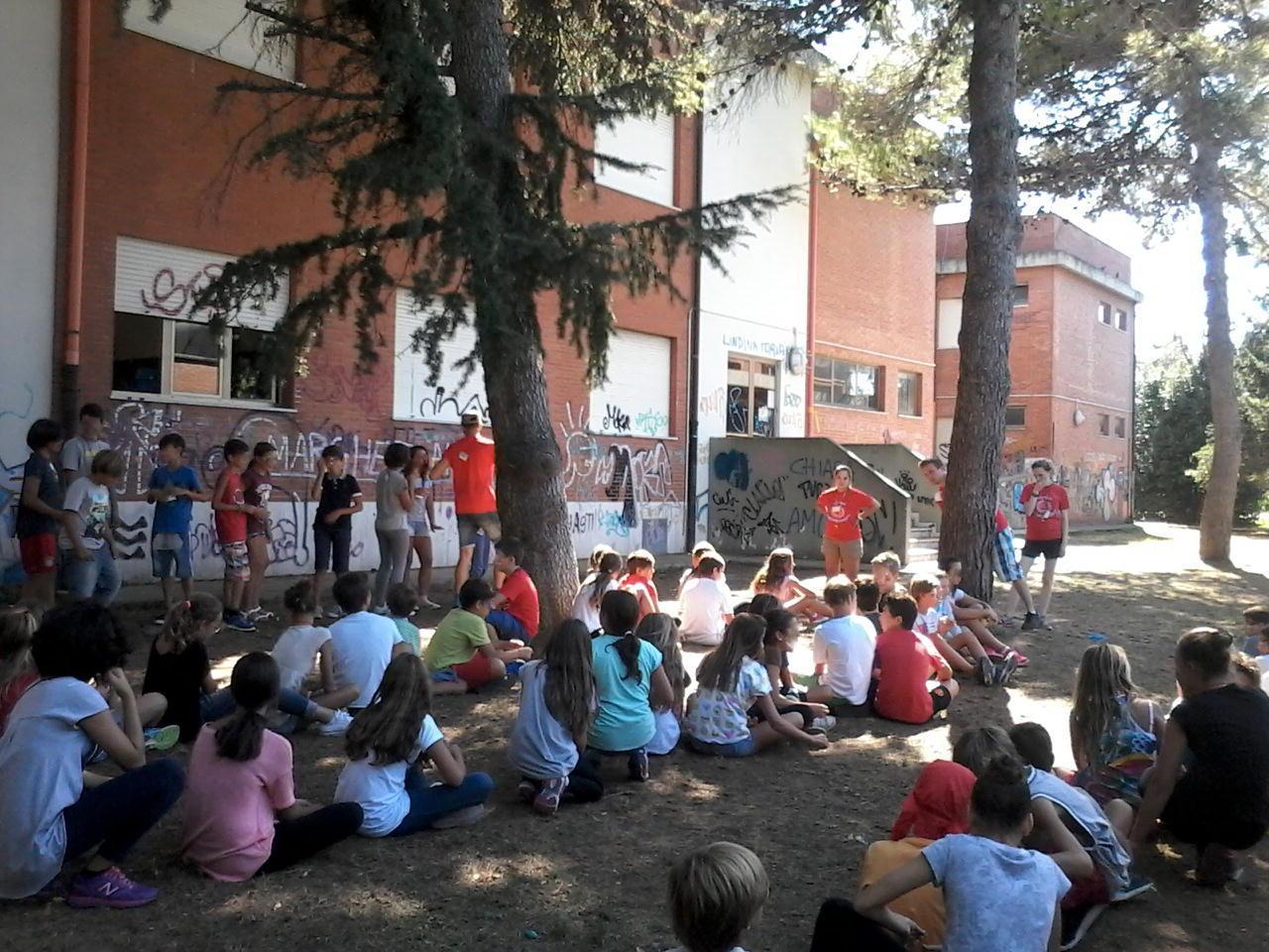 Alcuni studenti durante un'attività del campus estivo di lingua inglese alla scuola Bartolena 