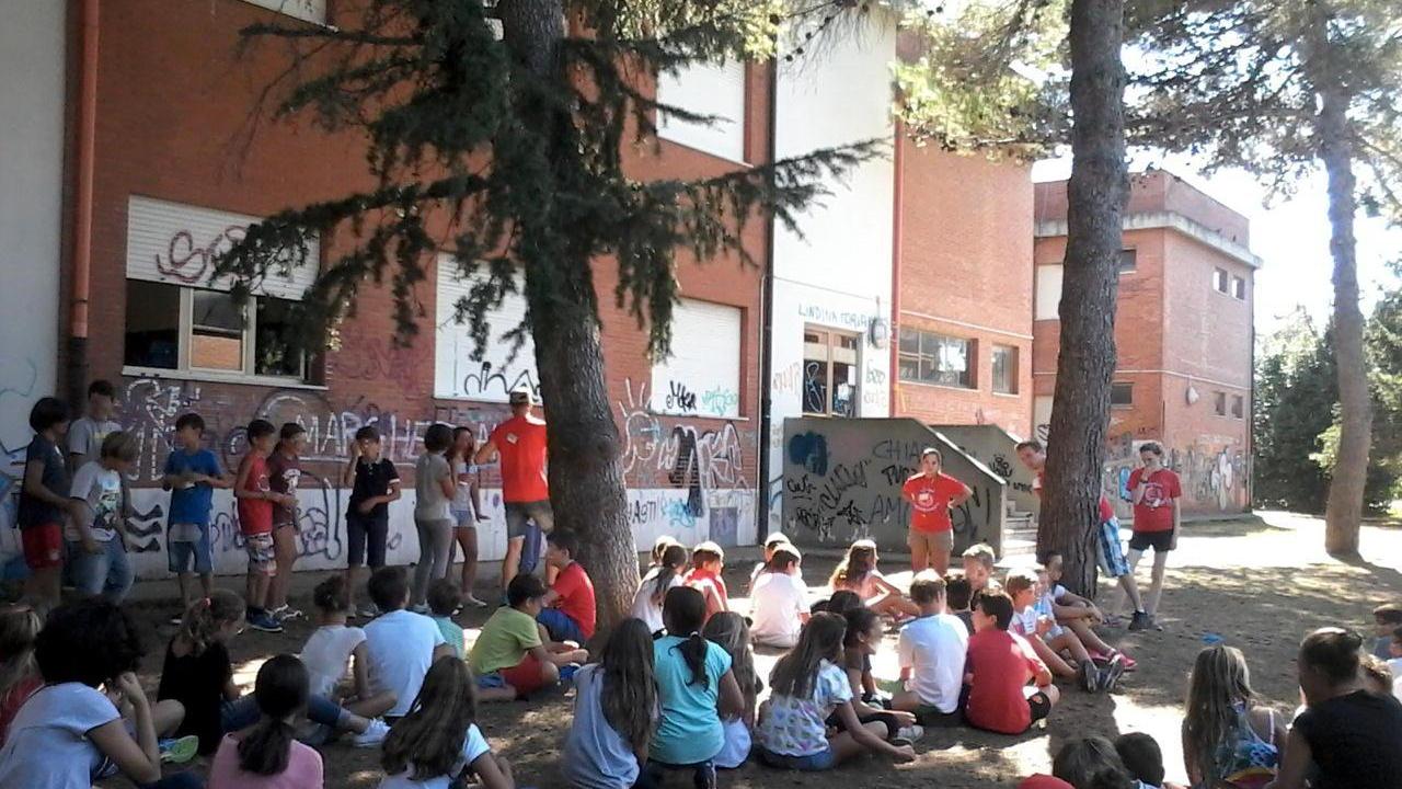 Alcuni studenti durante un'attività del campus estivo di lingua inglese alla scuola Bartolena