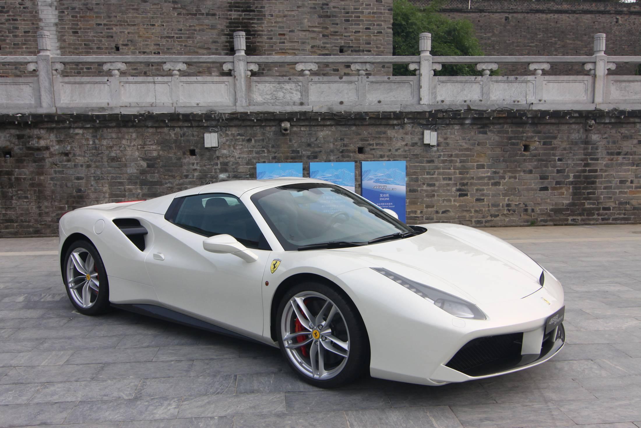 La nuova Ferrari 488 spider