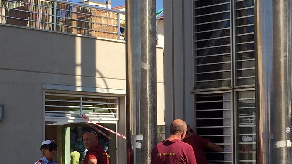 L'intervento dei pompieri all'orologio in Passeggiata