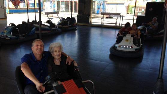 Nonna Beatrice su un'automobilina dell'autoscontro