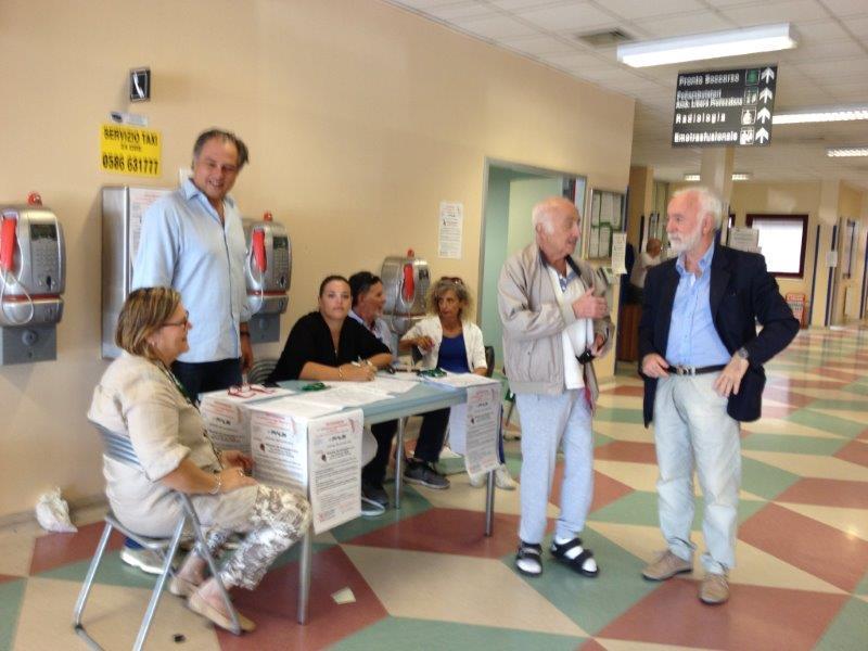 La raccolta firme all'interno dell'ospedale