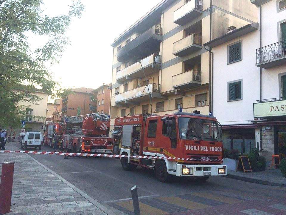 Quarrata, furioso incendio in pieno centro