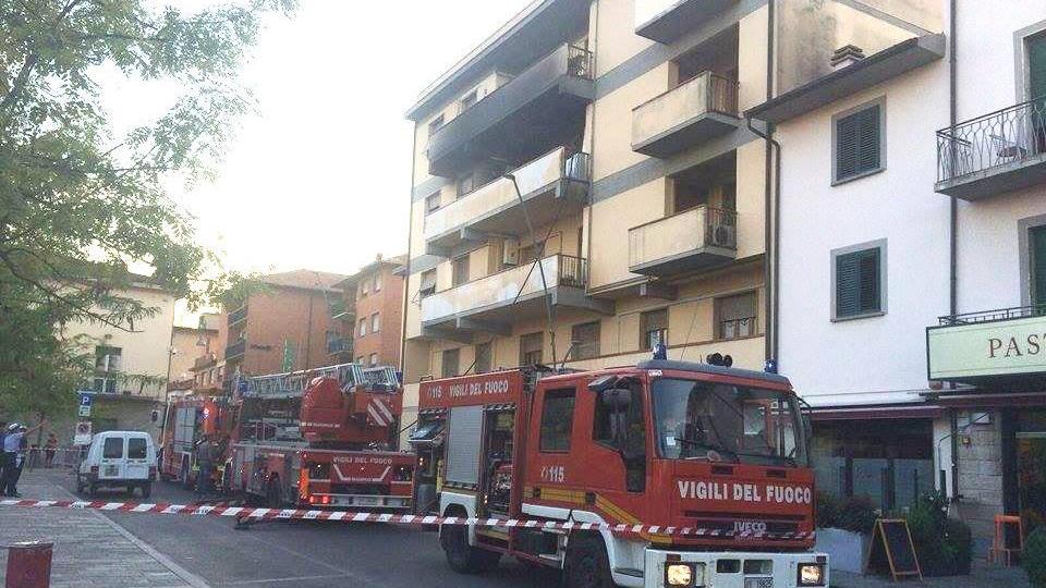 Quarrata, furioso incendio in pieno centro