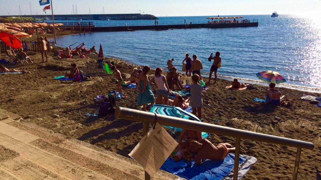 Il divieto di balneazione sistemato sulle spiagge di Caletta