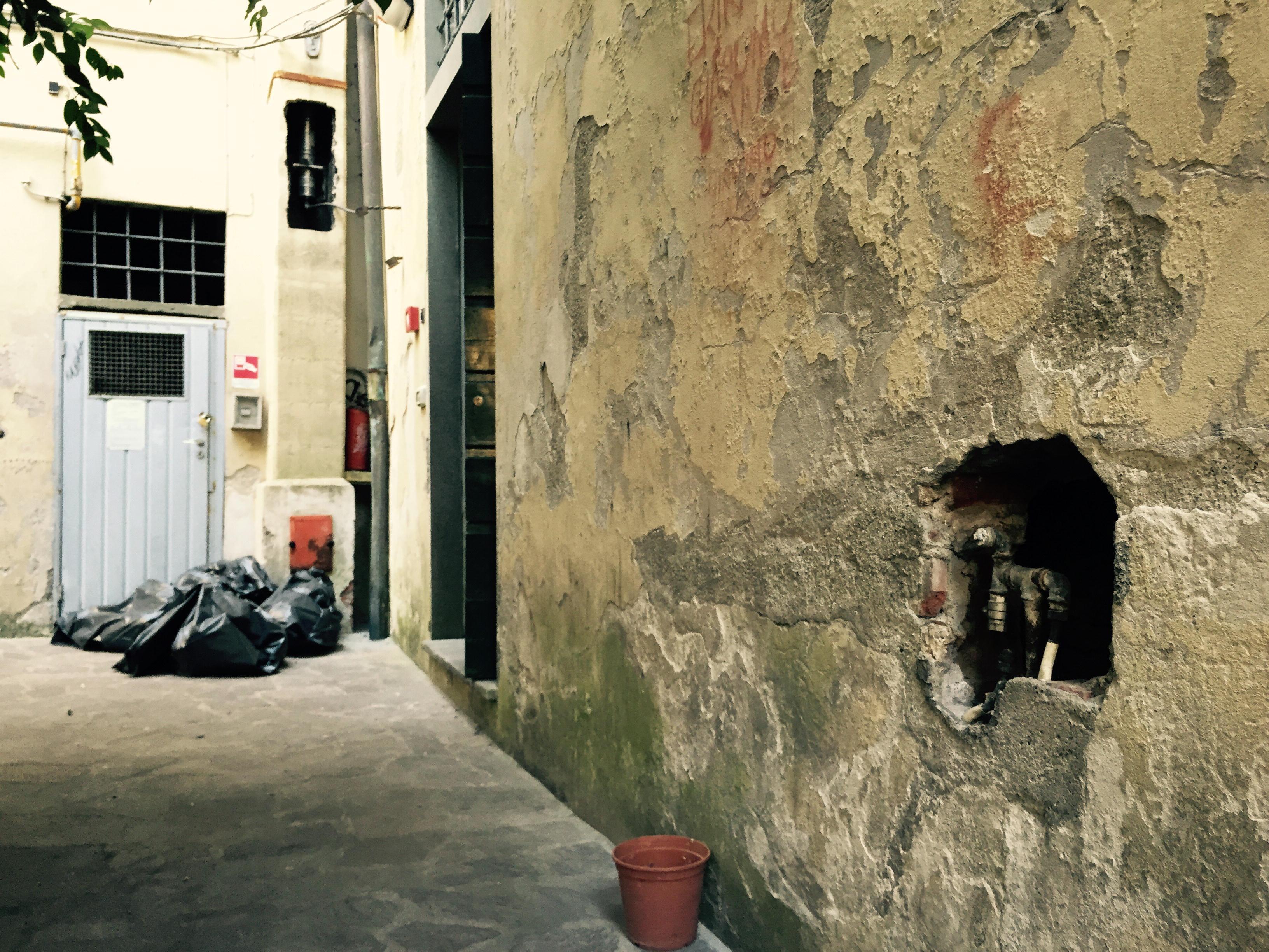 I locali di via della Corticella: buchi nel muro e pareti scrostate