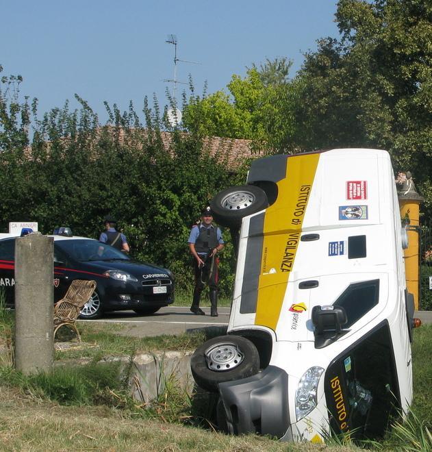 Portavalori tampona e si schianta a Carpi