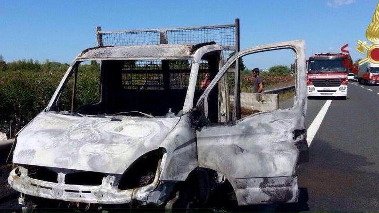 Fiamme dal motore, furgone distrutto