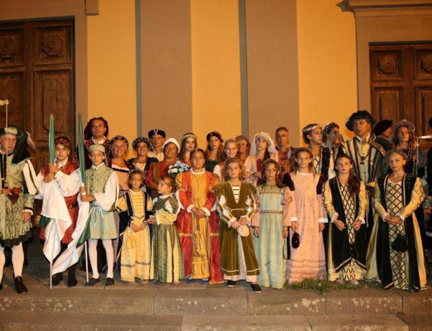In 300 a tavola e stasera processione in costume
