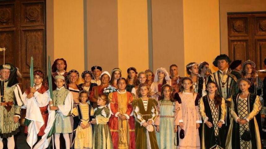 In 300 a tavola e stasera processione in costume