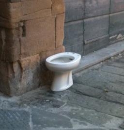 Il bidet di via del Fico è ancora lì