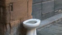 Il bidet di via del Fico è ancora lì