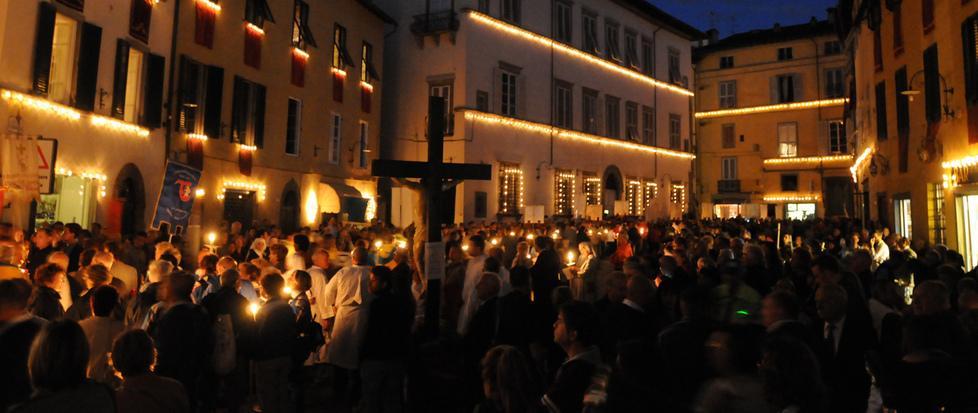 Santa Croce, in processione sfilano anche gli insegnanti 
