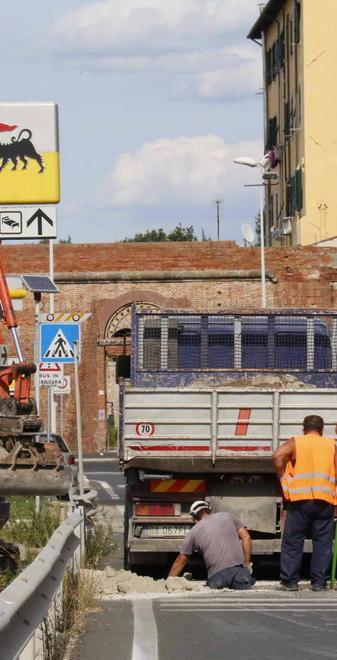 Lavori urgenti alla linea elettrica, chiuso il ponte Santa Trinita 