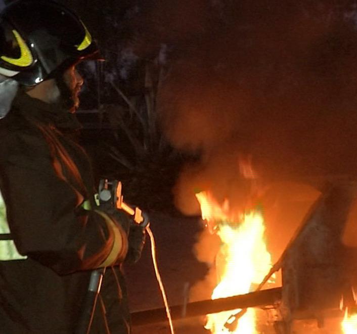Incendiate le auto dei gestori di un locale pubblico