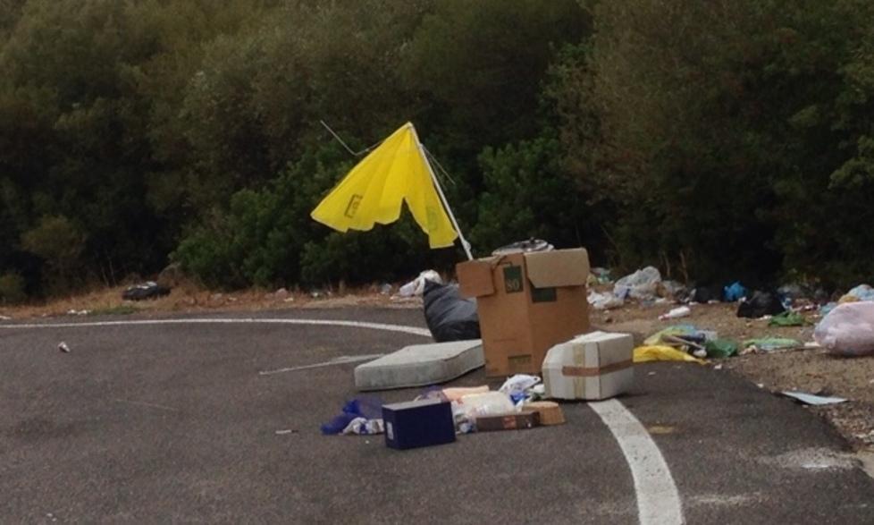 Discarica creativa in una piazzola