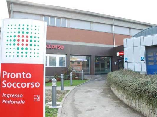 Cade in bici e sviene: soccorso da due ragazzi immigrati