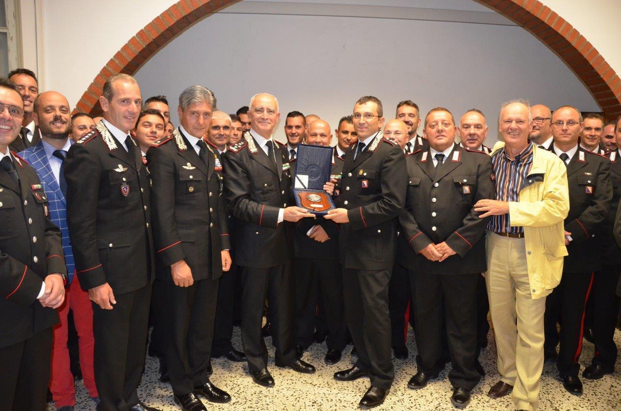 Il generale Del Sette (al centro) con i carabinieri della compagnia di Volterra