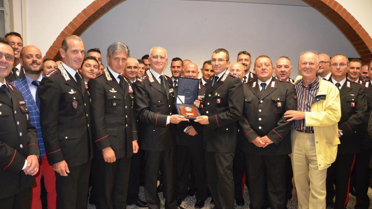 Il generale Del Sette (al centro) con i carabinieri della compagnia di Volterra