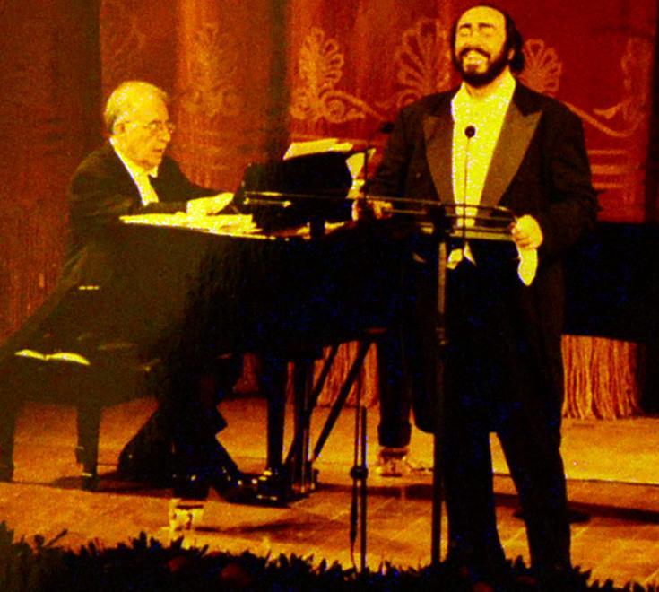 Al Comunale di Modena in mostra i cimeli che raccontano il mito Pavarotti 