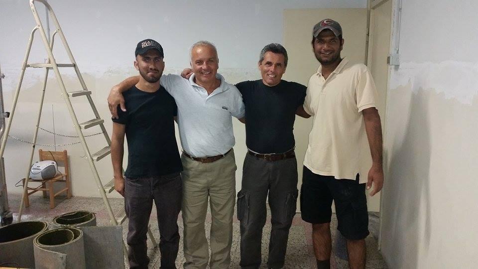 I profughi si improvvisano imbianchini alla materna La Margherita 