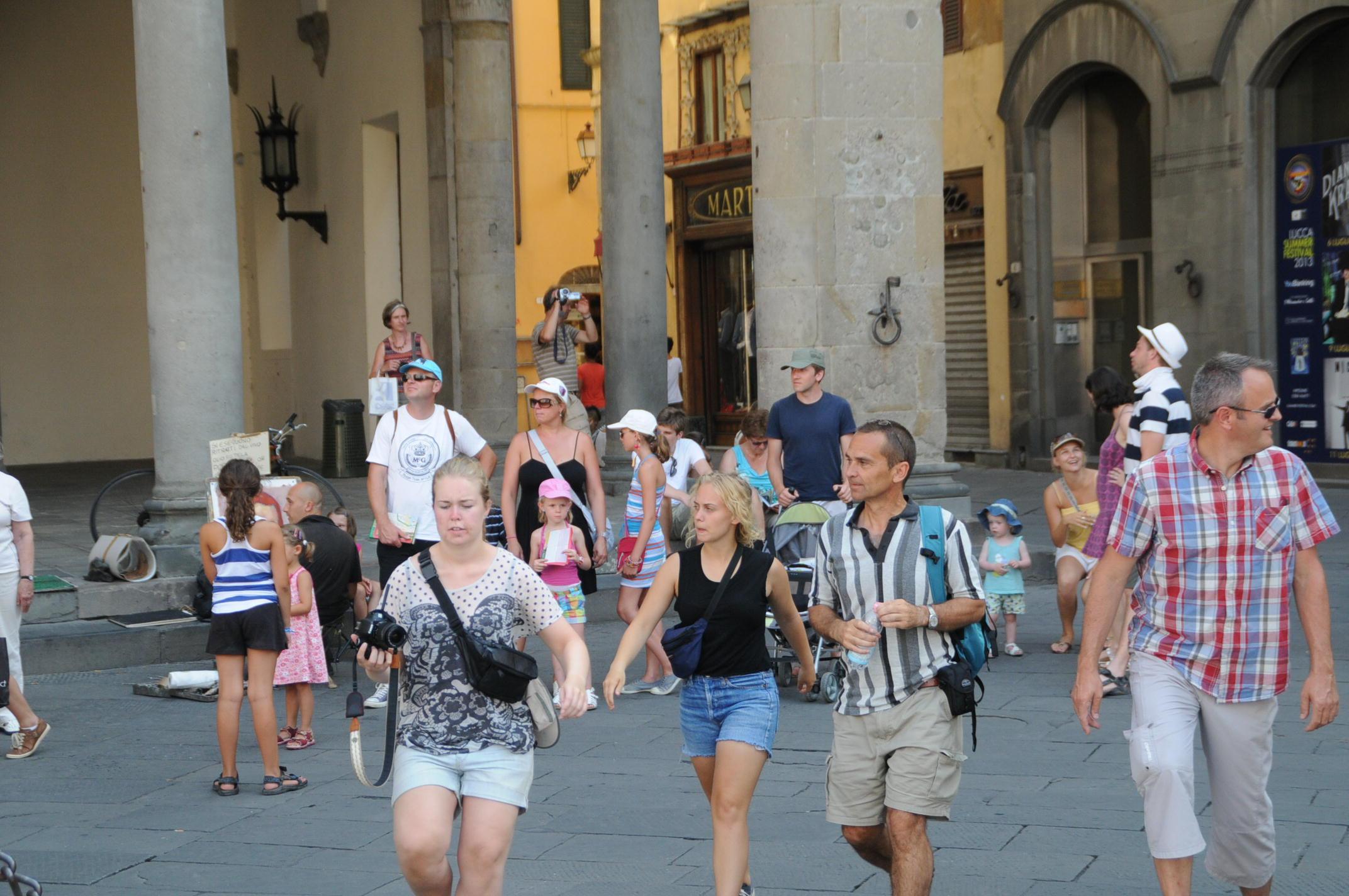 Turisti in piazza San Michele