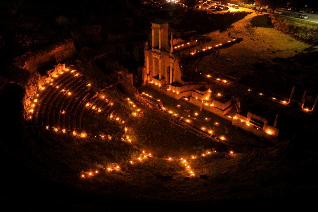 Il teatro romano illuminato di rosso