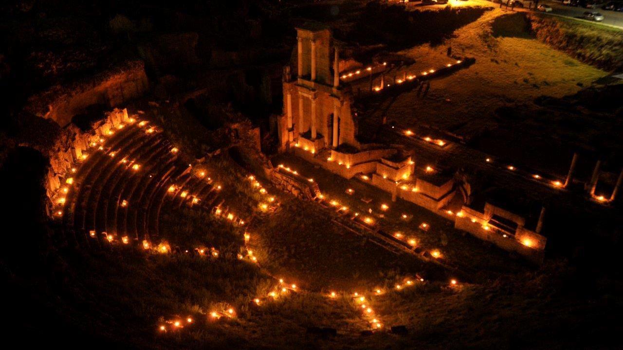 Il teatro romano illuminato di rosso