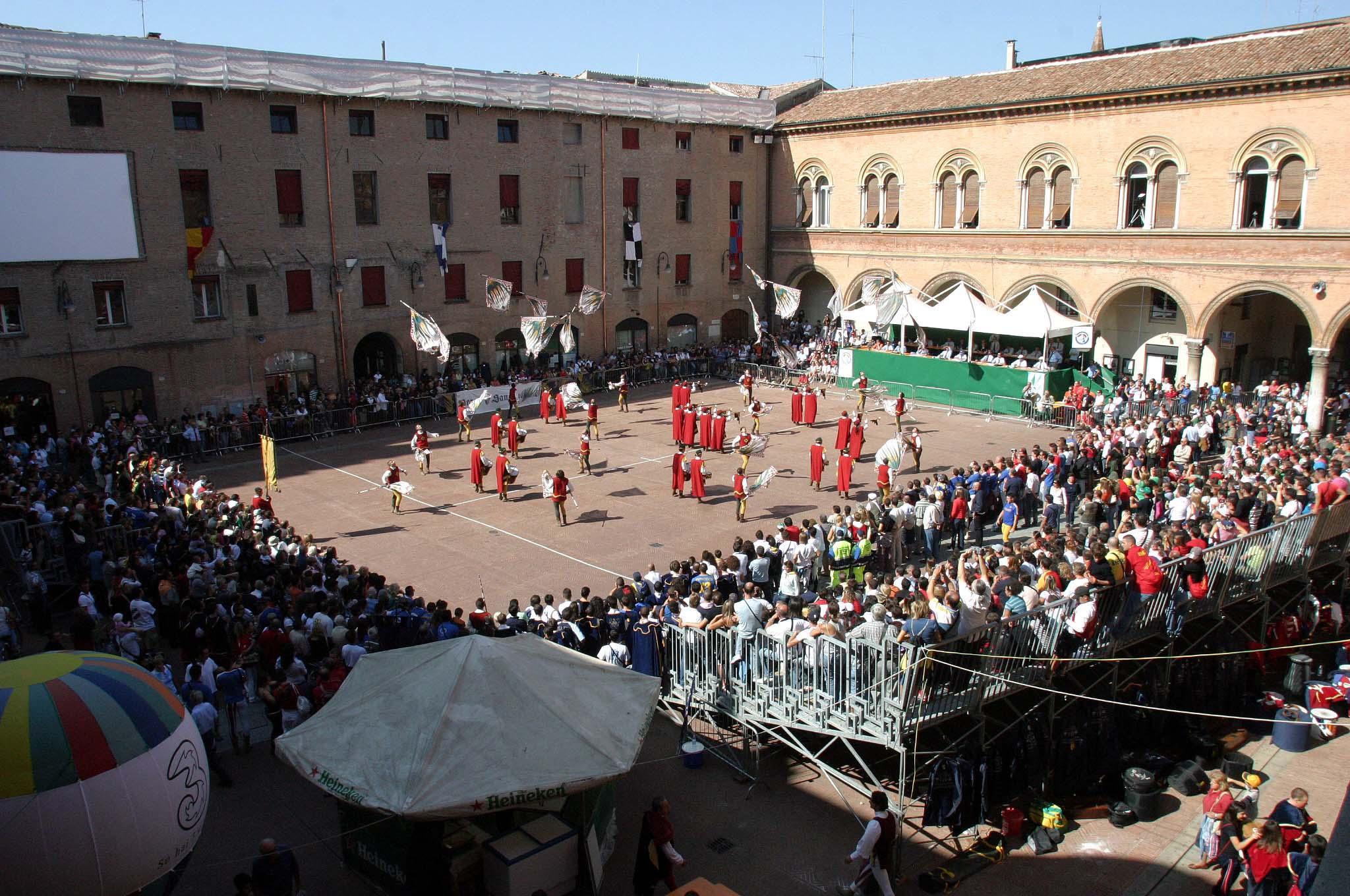 Benvenuti a Ferrara, campioni delle bandiere 