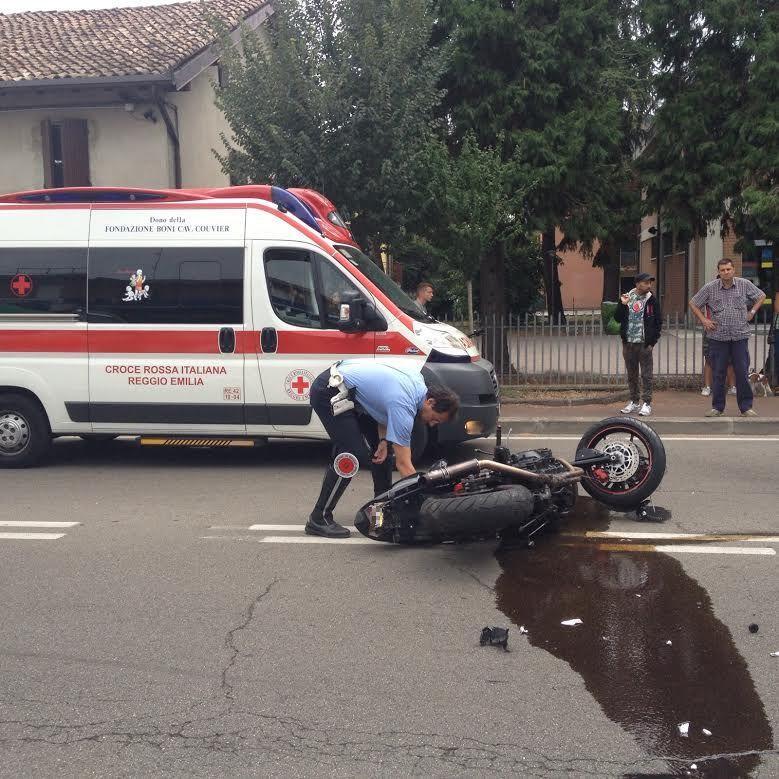 Schianto sulla via Emilia, gravissimo un motociclista