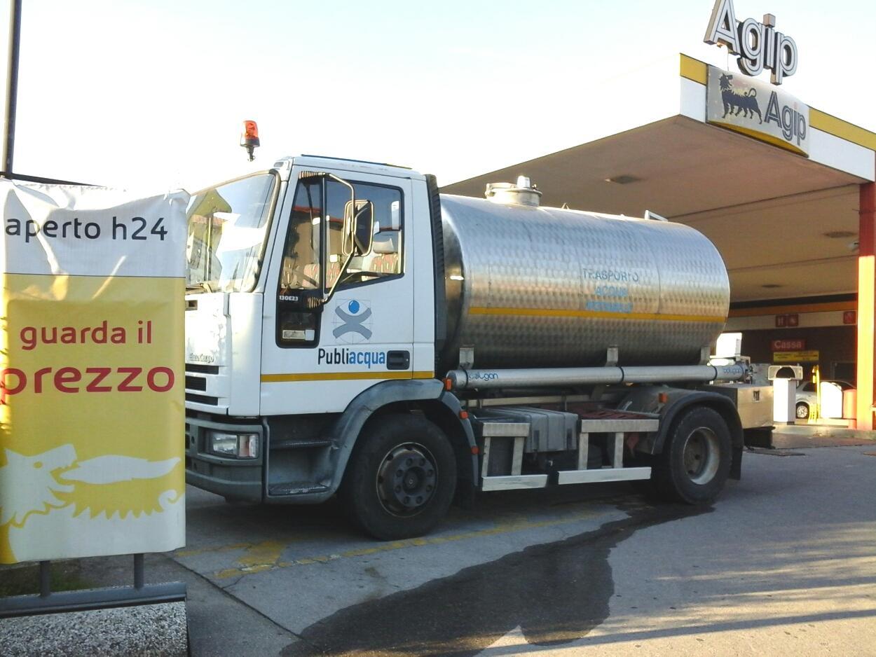 L'autobotte di Publiacqua pronta ad entrare in azione in via Dalmazia (foto Lorenzo Gori)
