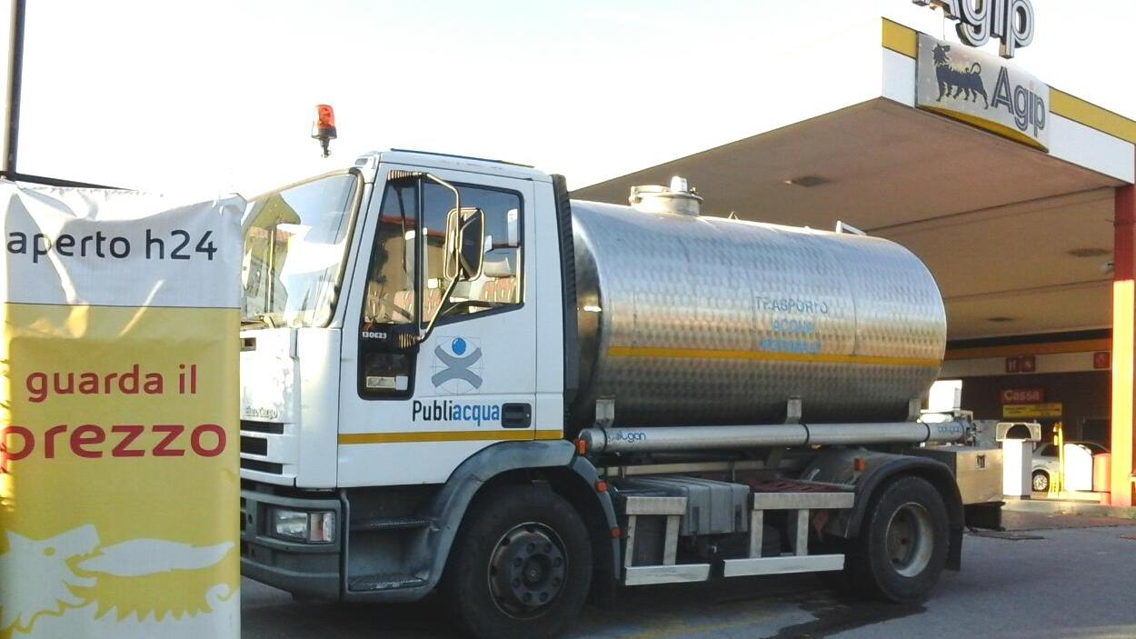 L'autobotte di Publiacqua pronta ad entrare in azione in via Dalmazia (foto Lorenzo Gori)