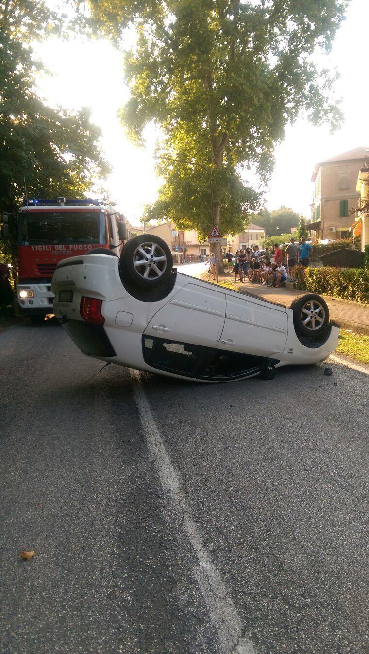 L'auto ribaltata a Quartesana