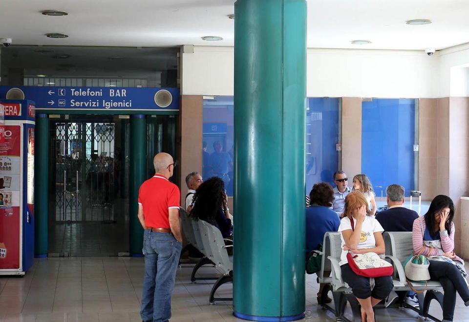 L'atrio della stazione Montecatini Centro con sullo sfondo la porta di accesso al bar e ai servizi