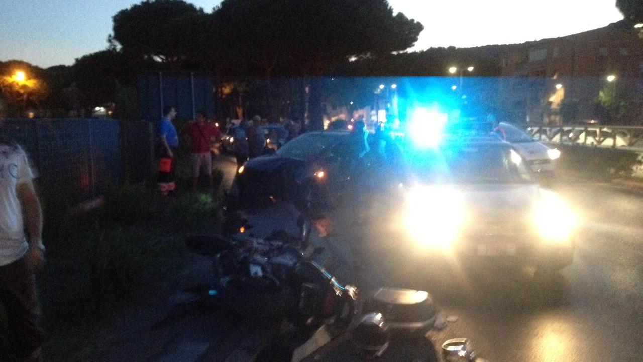Frontale auto - moto in via Cacciò
