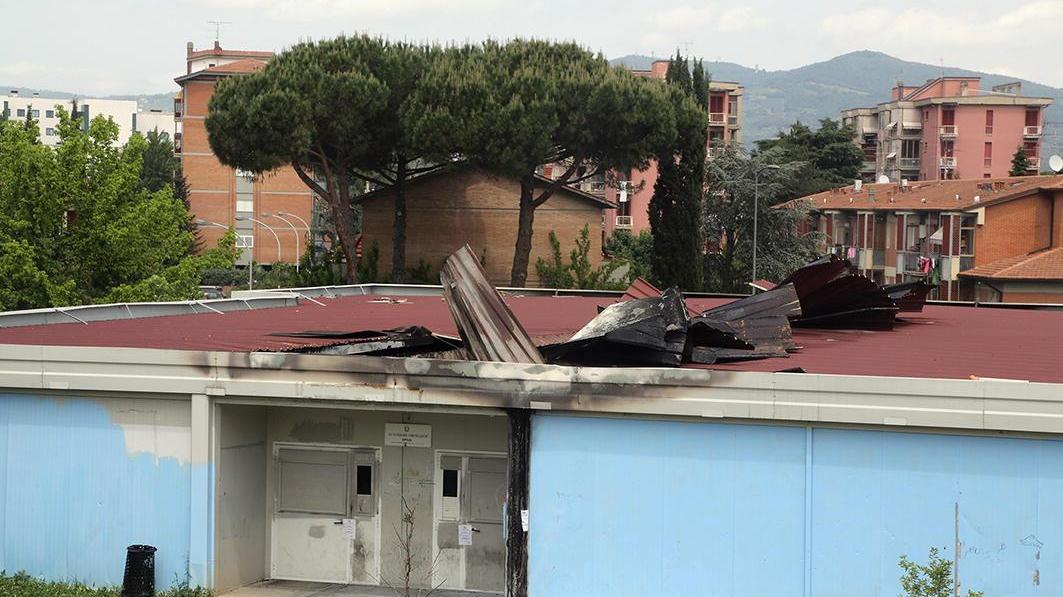 La scuola semidistruta dal rogo (foto d'archivio)