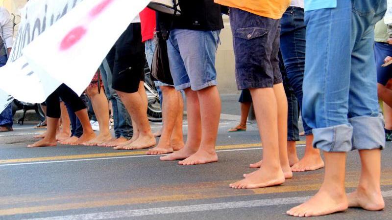 Anche Livorno marcia a piedi scalzi per i migranti