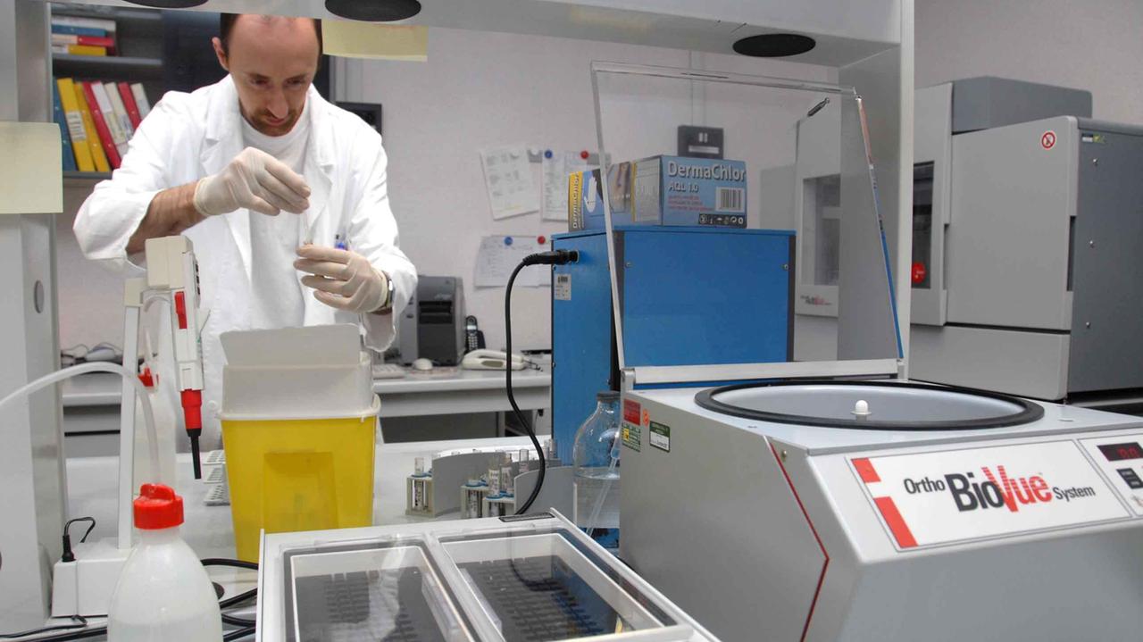 Un tecnico al lavoro in un laboratorio d'analisi (foto d'archivio)