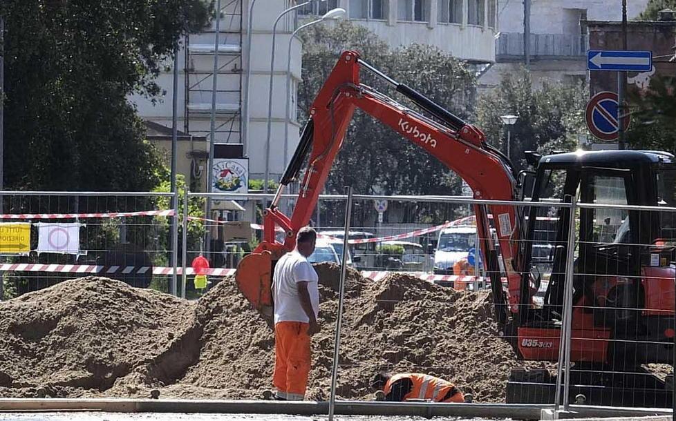 Ma a Tirrenia c’è speranza: via ai lavori 