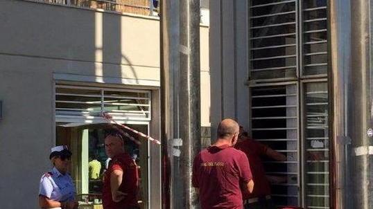L’Orologio cade a pezzi tolto pannello pericolante