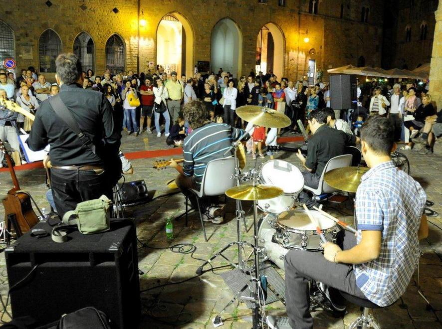 Ad animare il centro storico torna domani la Notte Rossa 