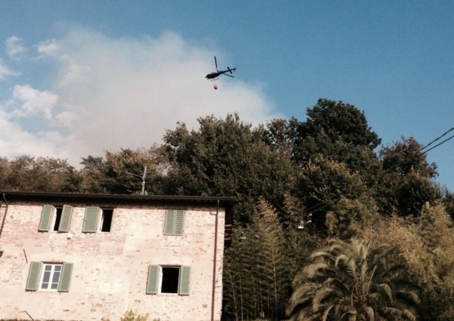 Fiamme in collina, intervengono gli elicotteri