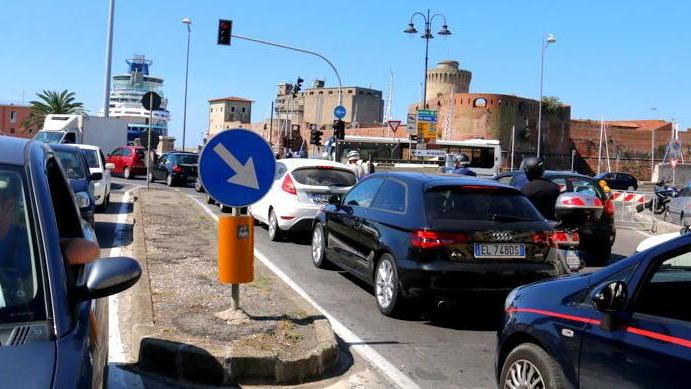 Ponte S. Trinita chiuso il centro paralizzato dall’ingorgo per 7 ore