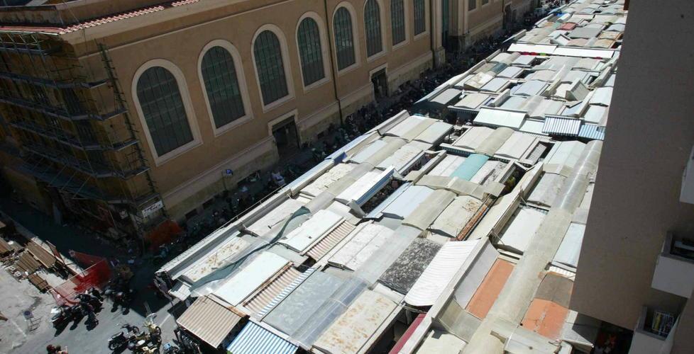 Copertura per il mercato e i banchi si sposteranno 
