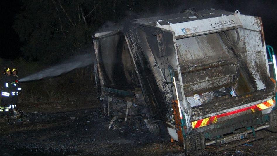 Torpè, incendiati due camion dei rifiuti 