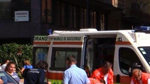 Auto entra nel parcheggio e investe un’anziana