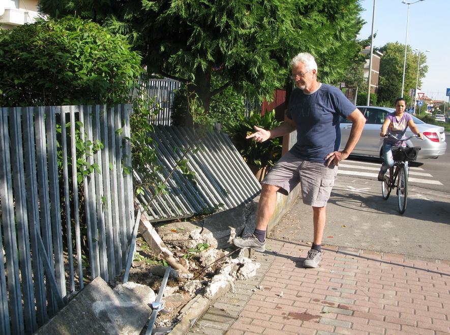 Sbanda e sfonda una cancellata 